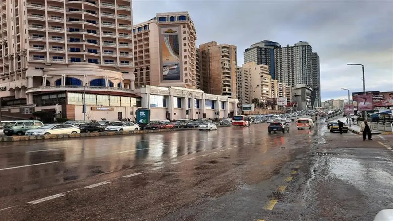 أجواء ممطرة تضرب الإسكندرية وإعلان حالة الطوارئ بشركة الصرف الصحي لاستيعاب التجمعات